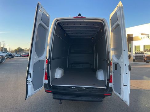 Used 2025 Mercedes-Benz Sprinter 2500 image 23