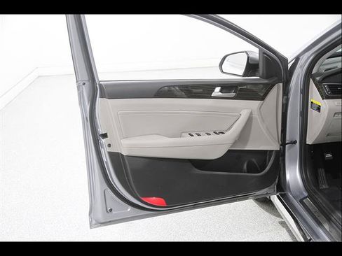 Used 2017 Hyundai Sonata Limited FWD image 4