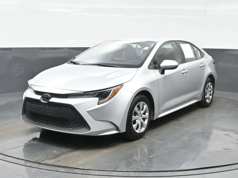 Used 2022 Toyota Corolla LE image 2