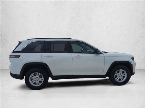 Used 2024 Jeep Grand Cherokee Laredo AWD/4WD image 4