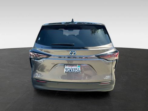 Used 2023 Toyota Sienna XLE AWD/4WD image 5