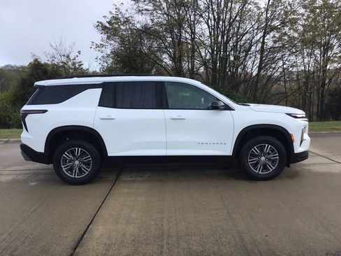 New 2026 Chevrolet Traverse LT w/ Driver Confidence Package image 2