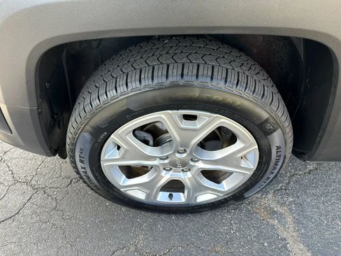 Used 2020 Jeep Renegade Limited w/ UConnect 8.4 Nav Group AWD/4WD image 9