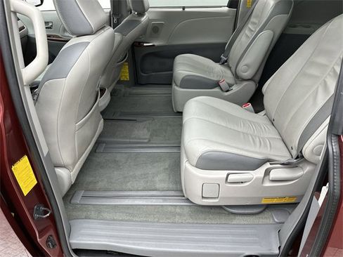 Used 2014 Toyota Sienna Limited image 23