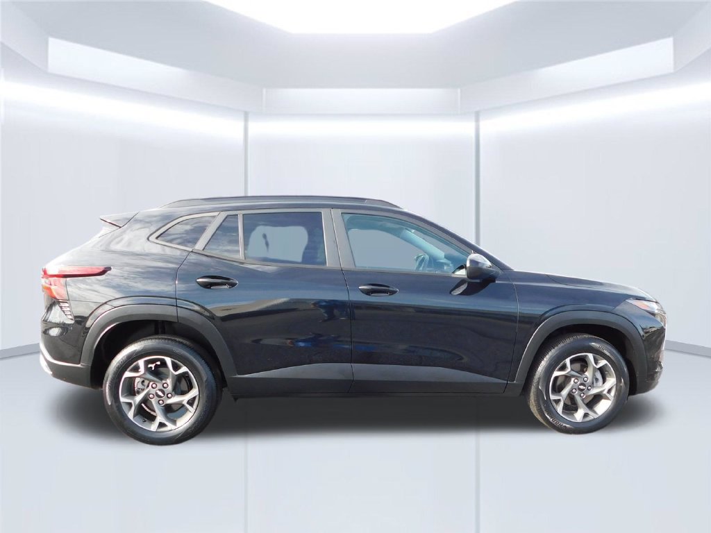 Used 2025 Chevrolet Trax LT FWD image 2
