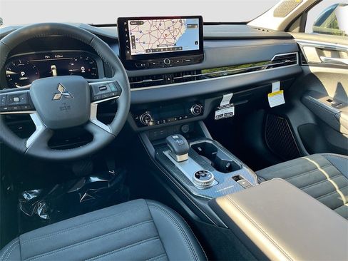 New 2025 Mitsubishi Outlander SE image 25