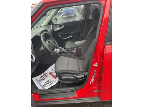 Used 2025 Kia Soul LX w/ LX Technology Package FWD image 11