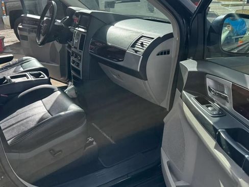 Used 2010 Chrysler Town & Country Touring Plus image 17