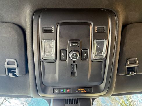 Used 2025 GMC Yukon Denali image 37