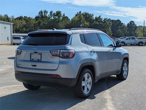 Used 2022 Jeep Compass Latitude image 3