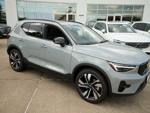 New 2025 Volvo XC40 B5 Plus w/ Protection Package Premier image 4