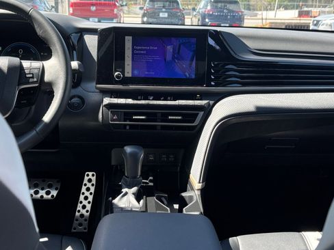 Used 2025 Toyota Camry SE image 23