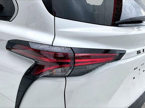 Used 2021 Toyota Sienna XLE FWD image 23