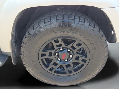 Used 2018 Toyota 4Runner TRD Off-Road Premium AWD/4WD image 32