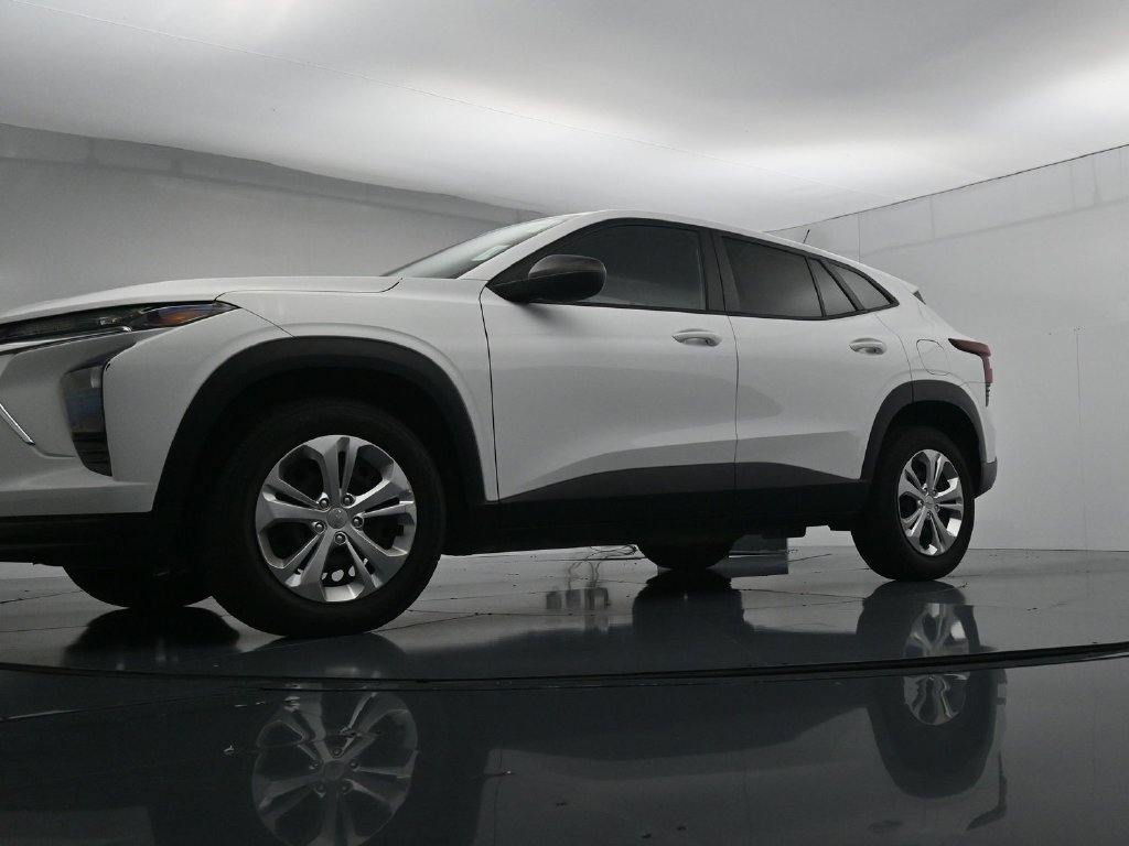 Used 2024 Chevrolet Trax LS FWD image 34
