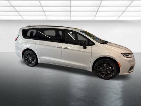 New 2026 Chrysler Pacifica Select w/ S Appearance Package image 8