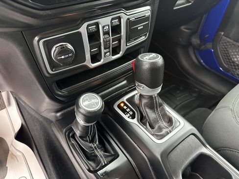 Used 2018 Jeep Wrangler Unlimited Sahara w/ Cold Weather Group image 27