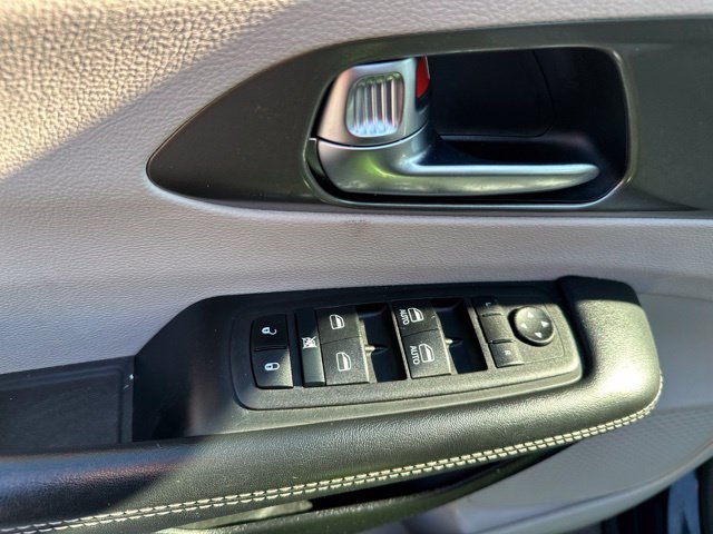 Used 2024 Chrysler Pacifica Touring-L FWD image 19