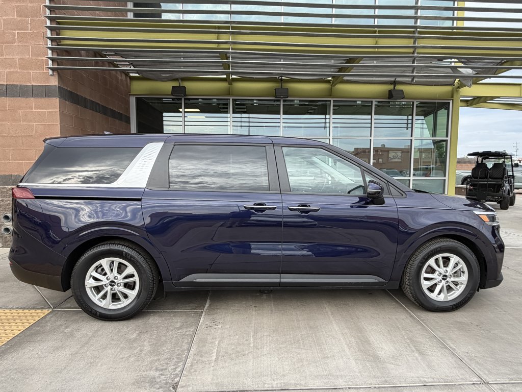 Used 2024 Kia Carnival LX FWD image 9