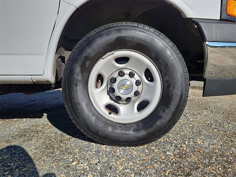 Used 2024 Chevrolet Express 2500 w/ Driver Convenience Package image 28