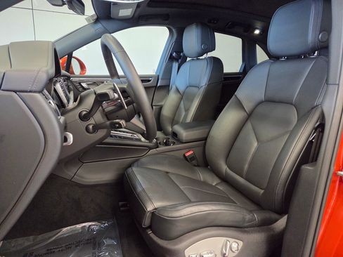 Certified 2025 Porsche Macan image 5