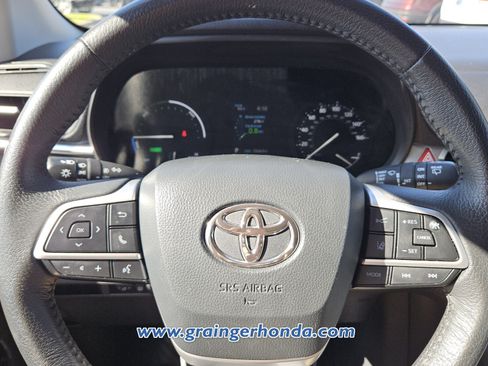 Used 2024 Toyota Sienna XLE FWD image 18