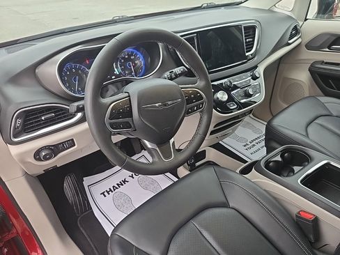 Used 2024 Chrysler Pacifica Touring-L image 14