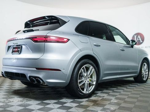 Used 2023 Porsche Cayenne AWD/4WD image 8
