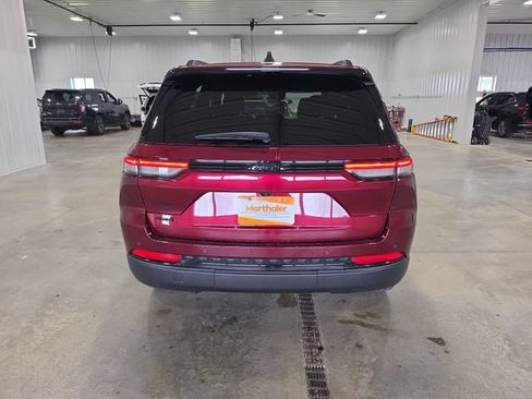 Used 2025 Jeep Grand Cherokee Altitude AWD/4WD image 7