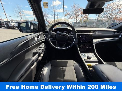 Used 2025 Jeep Grand Cherokee Altitude image 17