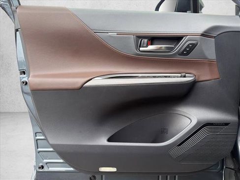 Certified 2024 Toyota Venza XLE image 10