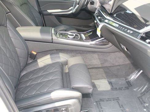 Used 2025 BMW X7 xDrive40i w/ M Sport Package image 29