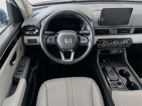 Certified 2025 Honda Pilot Touring image 3