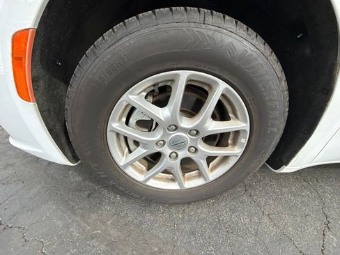 Used 2023 Chrysler Pacifica Touring-L FWD image 14