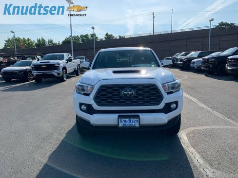 Used 2021 Toyota Tacoma TRD Sport w/ Technology Package AWD/4WD image 2
