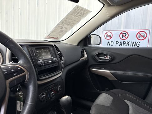 Used 2018 Jeep Cherokee Latitude image 14