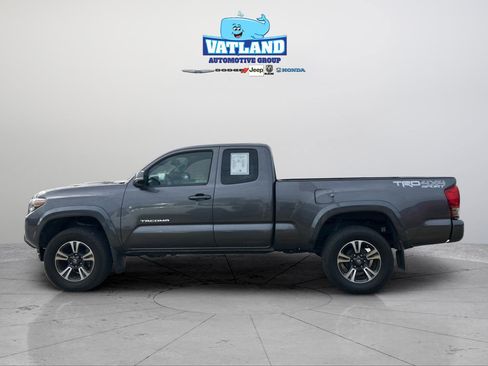 Used 2017 Toyota Tacoma TRD Sport image 2