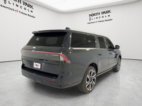 New 2026 Lincoln Navigator L Reserve AWD/4WD image 9
