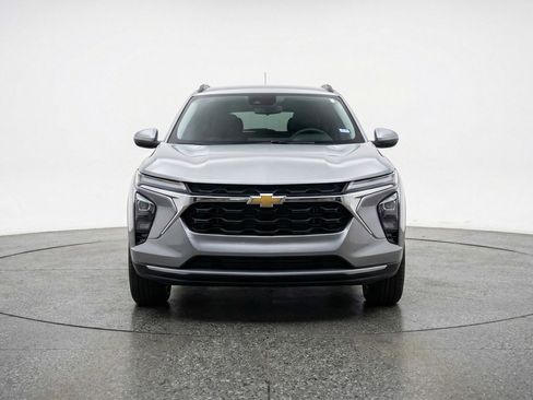 Used 2025 Chevrolet Trax LT image 2