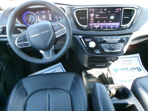 Used 2025 Chrysler Pacifica Select FWD image 12
