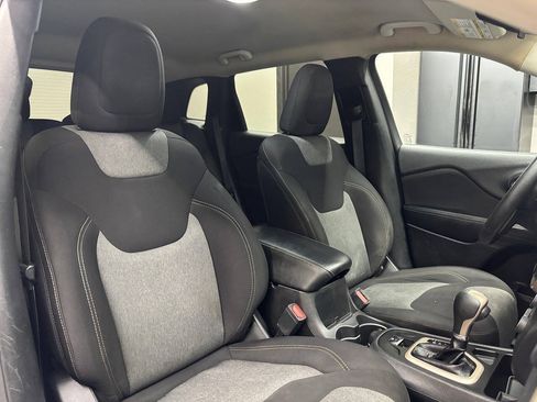 Used 2016 Jeep Cherokee Sport FWD image 26