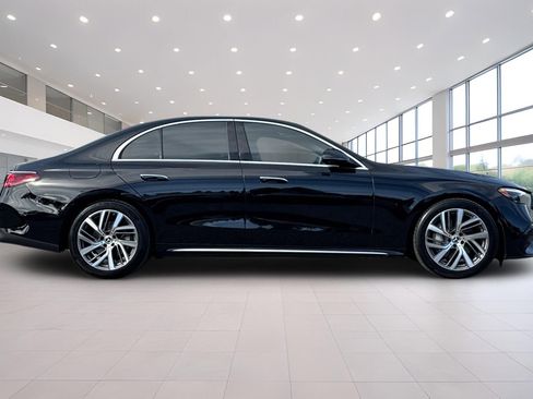 Used 2025 Mercedes-Benz E 350 4MATIC Sedan image 3