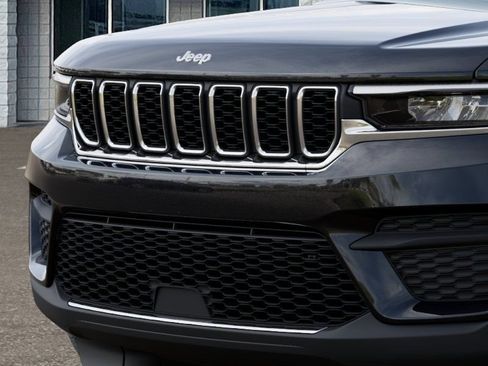 Used 2026 Jeep Grand Cherokee Laredo X AWD/4WD image 11