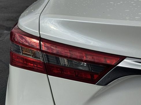 Used 2016 Toyota Avalon Limited image 11