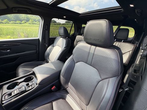 Used 2025 Honda Pilot Black Edition image 32