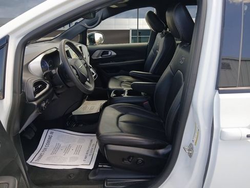 Used 2024 Chrysler Pacifica Limited FWD image 9