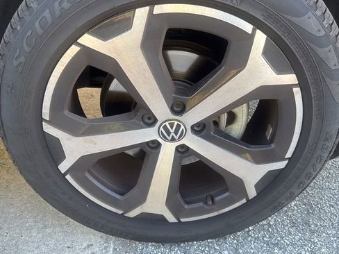 Used 2025 Volkswagen Tiguan SE FWD image 4