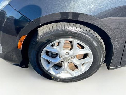 Used 2018 Chrysler Pacifica Touring Plus w/ Tire & Wheel Group FWD image 35