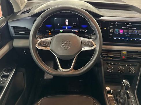 Certified 2022 Volkswagen Taos SE image 18