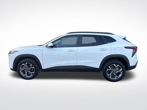 Used 2025 Chevrolet Trax LT image 2